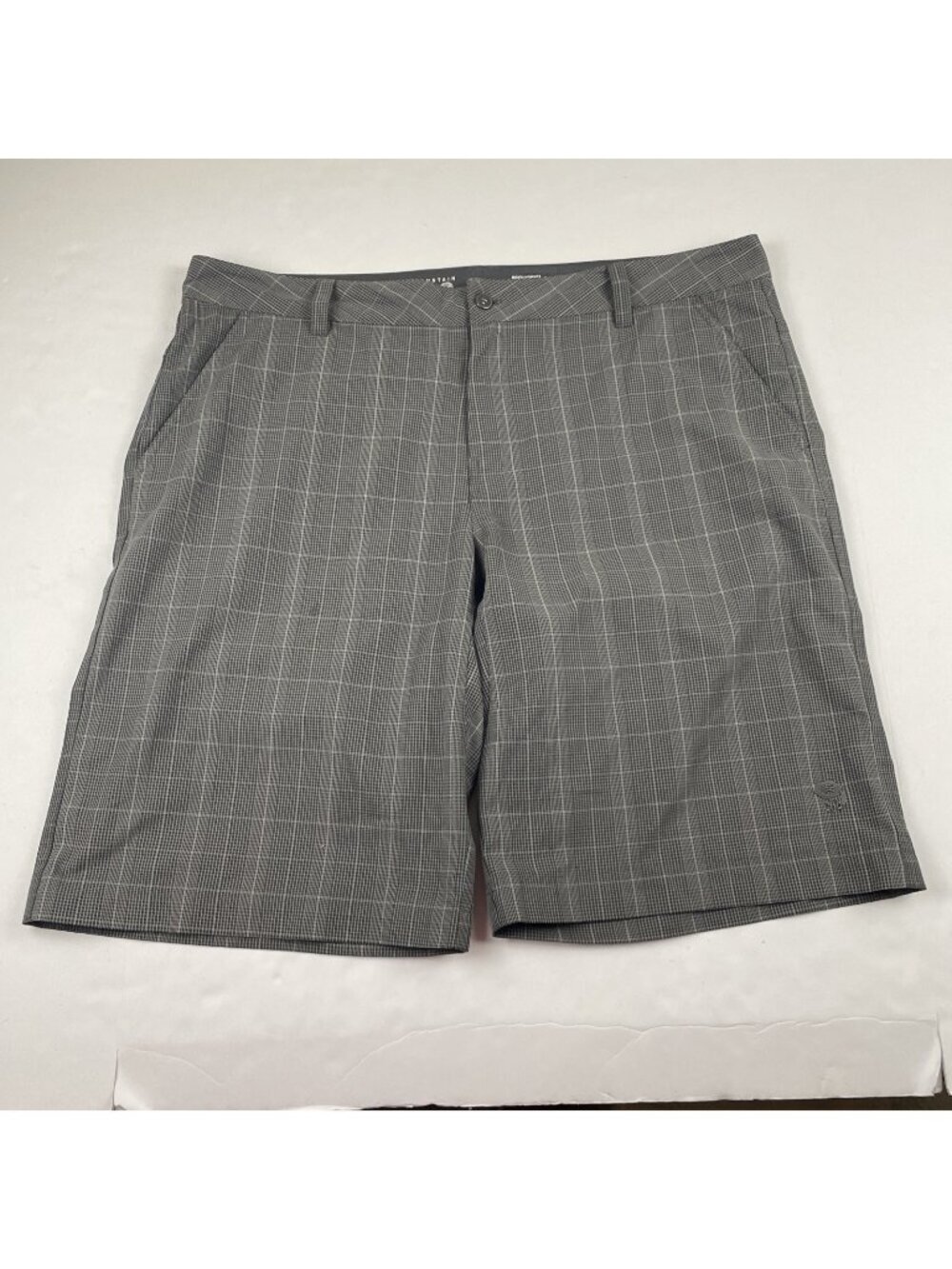 Mountain Hardwear Shorts Men’s 40/12 Gray Plaid Golf Casual Chino